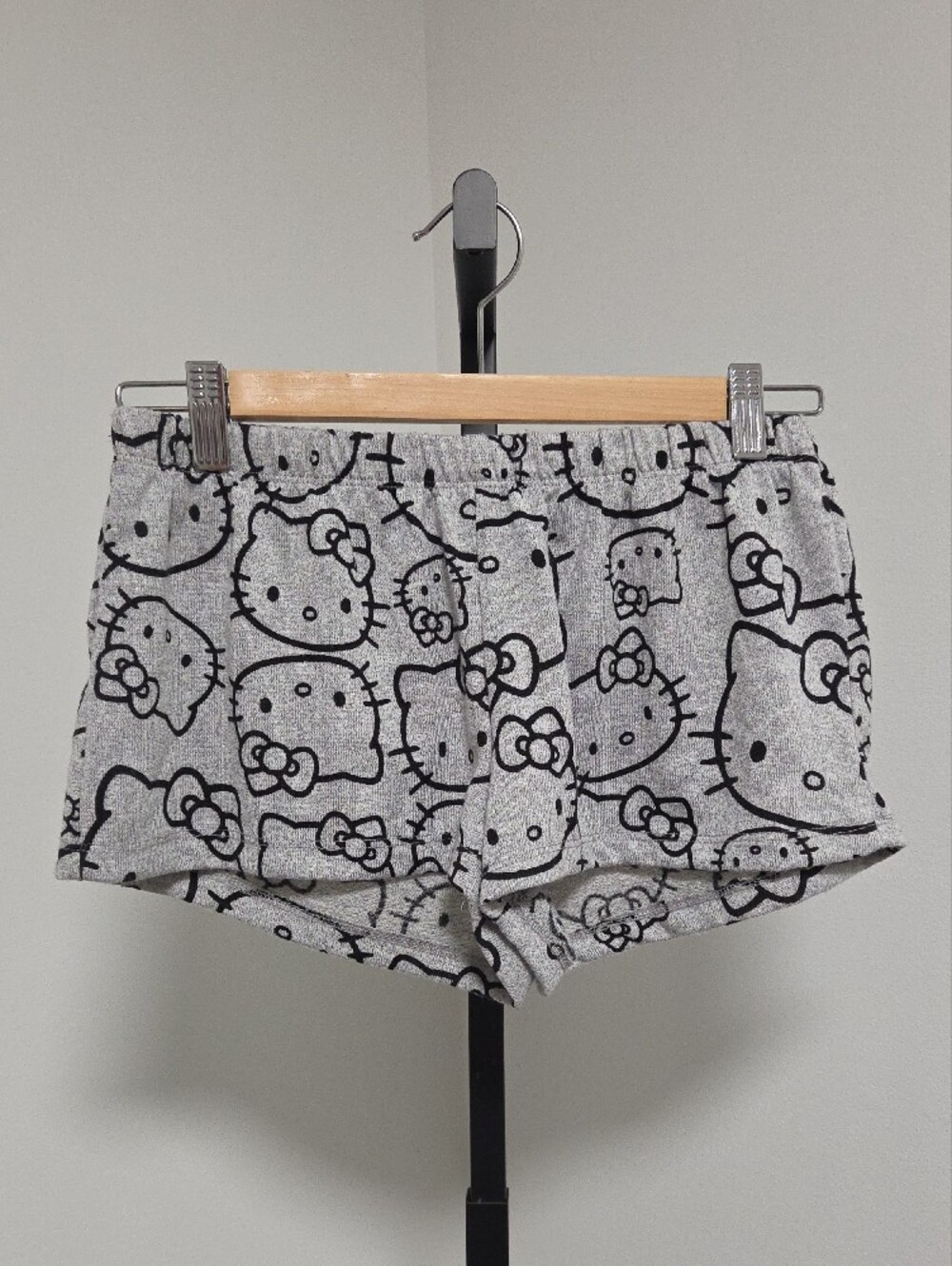 Hello Kitty Lounge Set - Picture 3 of 5